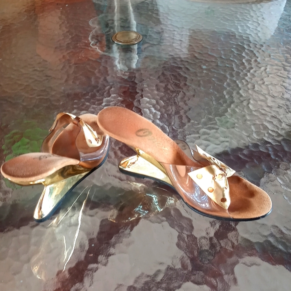 Shoes size 8 Gold Onex brand